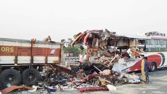 आगरा-लखनऊ एक्सप्रेसवे पर भीषण हादसा, बस और ट्रक की टक्कर में तीन की मौत, 87 घायल